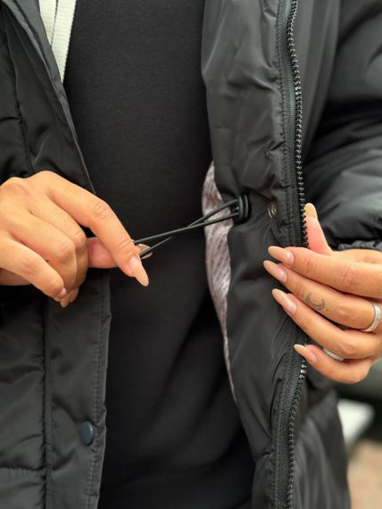 Женская теплая зимняя куртка на кулиске с капюшоном NB24035 цвет черный, размер 54/56 | Зображення 3