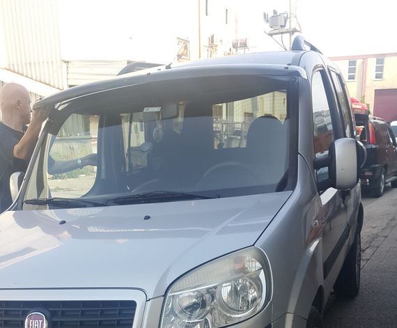 Козырек на лобовое стекло (черный глянец, 5мм) для Fiat Doblo I 2001-2005 гг | Зображення 2