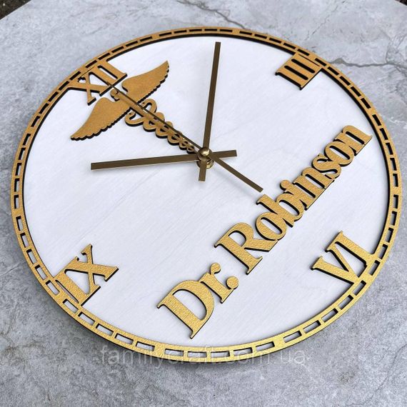 Іменний настінний годинник для лікаря з дерева Подарунок медику або медсестрі | Зображення 3