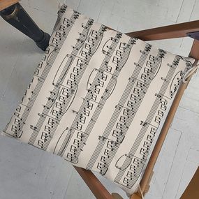 Подушка на стул с завязками Ноти на білому фоні 40x40x4 см (PZ_23A002)