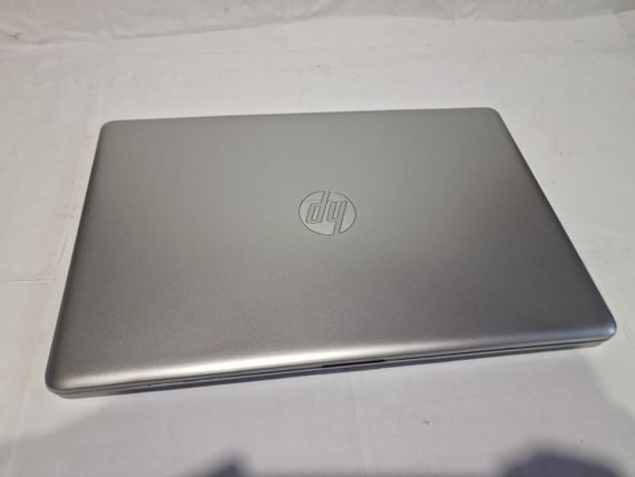 Ультрабук Б-класс HP Notebook - 15-da0072ns / 15.6" (1366x768) TN / Intel Core i7-8550U (4 (8) ядра по 1.8 - 4.0 GHz) / 8 GB DDR4 / 256 GB SSD + 1000 GB HDD / nVidia GeForce MX130, 2 GB GDDR5, 64-bit / WebCam б/у | Зображення 5