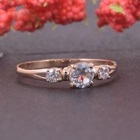 Кольцо из красного золота с белым топазом 15