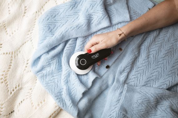 Машинка для видалення катишків Adler AD 9615 на батарейках для одягу і меблів | Зображення 7