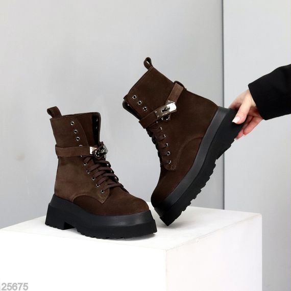 Круті високі шоколадні черевики з ремінцем натуральна замша зима 39