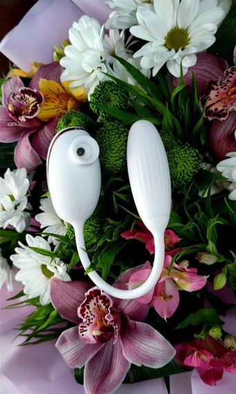 Вакуумний стимулятор з віброяйцем High End Suction Love Egg WHITE | Зображення 1