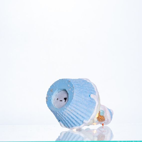 Новорічна декоративна фігурка з підсвіткою 10×10×17.5 см Новорічний декор Сніговик на кексі з порцеляни CR-6-8 | Зображення 3