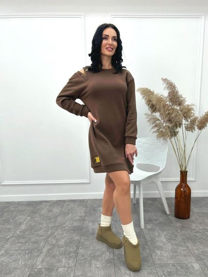 Женское теплое платье-туника с разрезом и булавкой на плече GF08577 цвет коричневый, размер 46/48