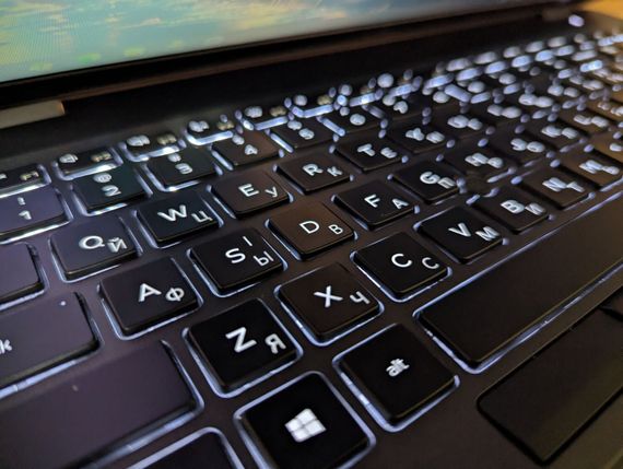 Ультрабук Б-клас Dell Latitude 5500 / 15.6" (1920x1080) IPS / Intel Core i7-8665U (4 (8) ядра по 1.9 - 4.8 GHz) / 8 GB DDR4 / 256 GB SSD / Intel UHD Graphics / USB Type-C / Windows 10 б/в + Подарунок Флеш-накопичувач USB 32 ГБ | Зображення 5