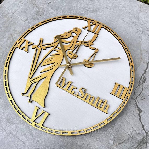 Настінний годинник з дерева для юриста з Фемідою Подарунок адвокату, судді, іменний декор кабінету