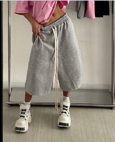 Женские длинные шорты-бермуды оверсайз свободные широкие SSH718 цвет серый размер 42/50