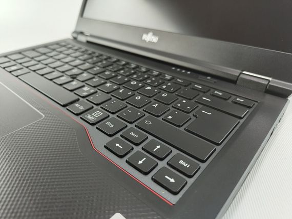 Ноутбук Fujitsu LifeBook E5411 / 14" (1920x1080) IPS / Intel Core i3-1115G4 (2 (4) ядра по 1.7 - 4.1 GHz) / 8 GB DDR4 / 240 GB SSD M.2 / Intel UHD Graphics / WebCam б/у | Зображення 2