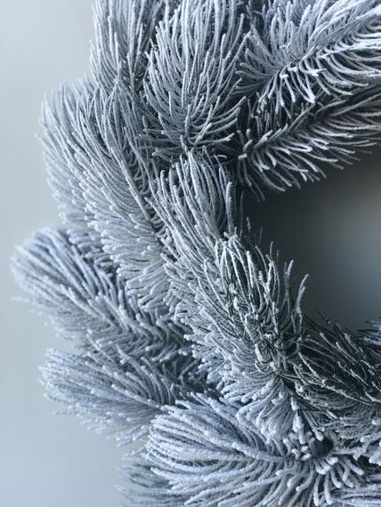 Вінок хвойний Сосна литий d-60 см засніжений | Зображення 4