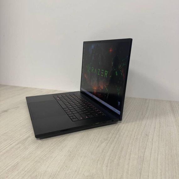 Ігровий ноутбук Б-клас Razer Blade 16 RZ09-0483 / 16" (2560x1600) MiniLED / Intel Core i9-13950HX (24 (32) ядра по 2.2 - 5.5 GHz) / 32 GB DDR5 / 1000 GB SSD NVMe / nVidia GeForce RTX 4090, 16 GB GDDR6, 256-bit / WebCam б/в | Зображення 3