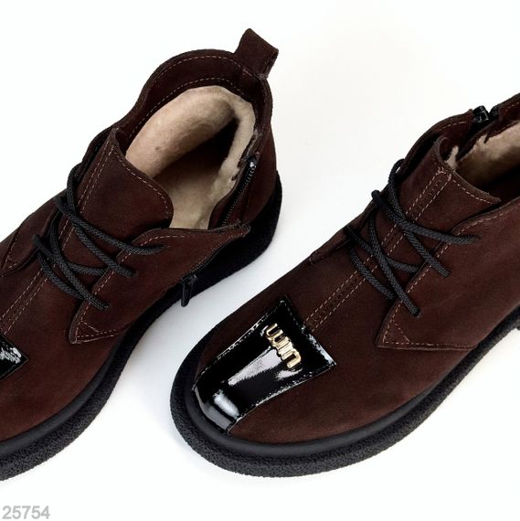 Дизайнерские шоколадные замшевые зимние ботинки с глянцевой вставкой | Зображення 7