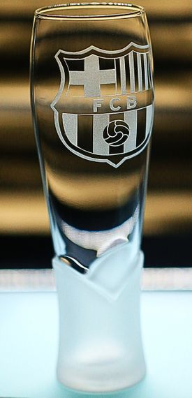 Пивний келих крафтовий 440 мл Barcelona з гравіюванням подарунок для фаната ФК Барселона футбольний кухоль | Зображення 1