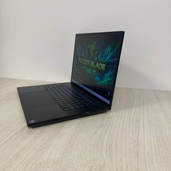 Игровой ноутбук Б-класс Razer Blade 16 RZ09-0483 / 16" (2560x1600) MiniLED / Intel Core i9-13950HX (24 (32) ядра по 2.2 - 5.5 GHz) / 16 GB DDR5 / 1000 GB SSD NVMe / nVidia GeForce RTX 4090, 16 GB GDDR6, 256-bit / WebCam б/у | Зображення 3