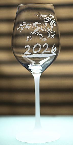 Винный бокал с веселой гравировкой 480 мл новогодний подарок фужер с символом года Конь 2026 | Зображення 1
