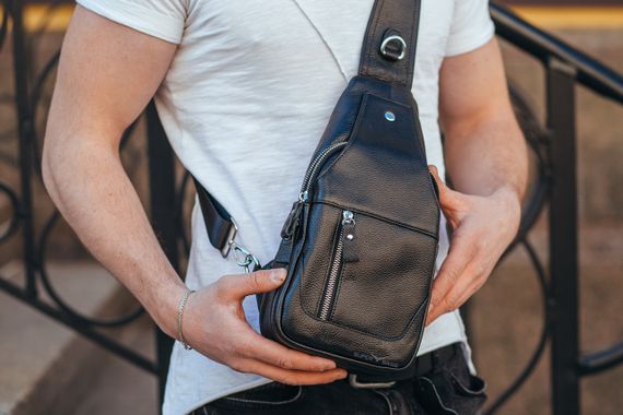 Кожаный черный мужской слинг рюкзак на одно плече TIDING BAG A25F-617-1A | Зображення 1