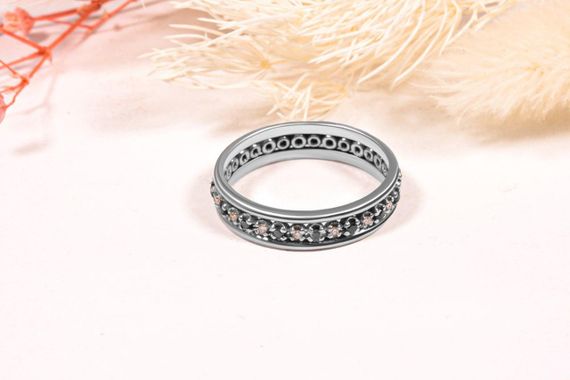 Кольцо из белого золота с черными и белыми фианитами 14.5 | Зображення 2