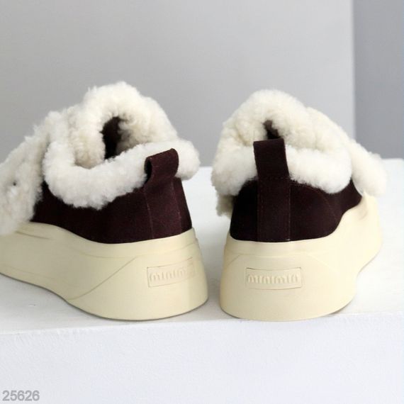 Шоколадные спортивные замшевые зимние автоледи на бежевой подошве | Зображення 6