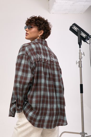 Вільна сорочка в клітинку з написом на спині - коричневий цвет, ONE SIZE (є розміри) | Зображення 1