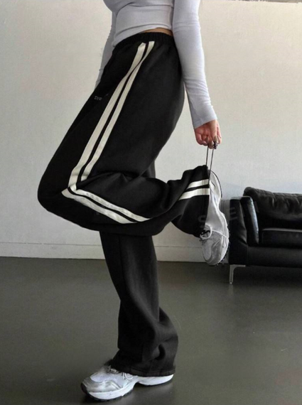 Женские спортивные штаны палаццо с затяжками и лампасами SS10120  цвет черный, размер 42/46 | Зображення 1