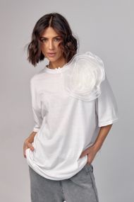 Удлиненная футболка oversize с объемным цветком - белый цвет, M (есть размеры)