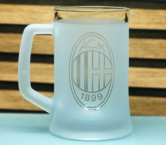 Пивний келих 670 мл ФК Мілан AC Milan з гравіюванням подарунок для фаната   футбольний кухоль