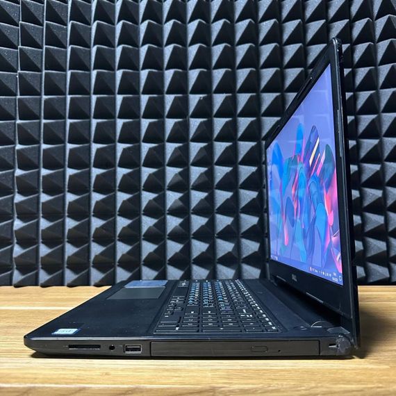 Ноутбук Б-клас Dell Inspiron 15 3567 / 15.6" (1920x1080) TN / Intel Core i7-7500U (2 (4) ядер по 2.7 - 3.5 GHz) / 8 GB DDR4 / 128 GB SSD / AMD Radeon R5 M330, 2 GB DDR3, 64-bit / WebCam б/в | Зображення 5