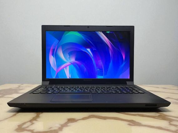 Ноутбук Lenovo B570e / 15.6" (1366x768) TN / Intel Pentium B940 (2 ядра по 2.0 GHz) / 4 GB DDR3 / 120 GB SSD / Intel HD Graphics / WebCam б/у | Зображення 1