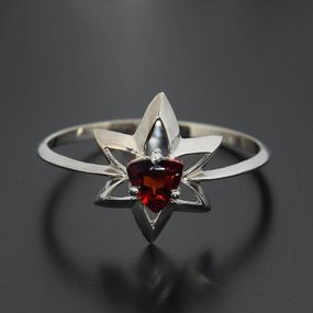 Кольцо из белого золота с гранатом триллион 14.5