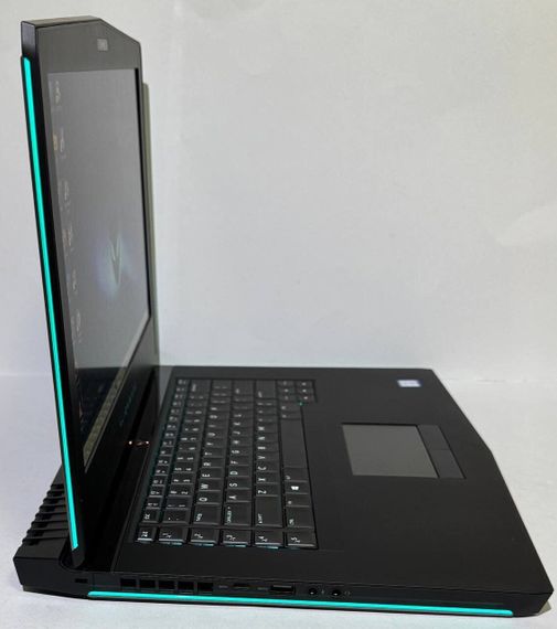Ігровий ноутбук Dell Alienware 15 R3 / 15.6" (1920x1080) IPS / Intel Core i7-7700HQ (4 (8) ядра по 2.8 - 3.8 GHz) / 16 GB DDR4 / 256 GB SSD + 1000 GB HDD / nVidia GeForce GTX 1070, 8 GB GDDR5, 256-bit / WebCam б/в | Зображення 5