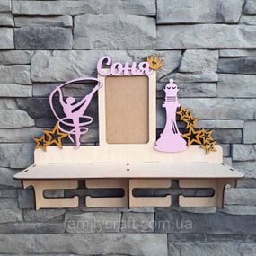 Медальница с фоторамкой и полкой для кубков  Деревянный держатель для медалей Органайзер для наград шахматы