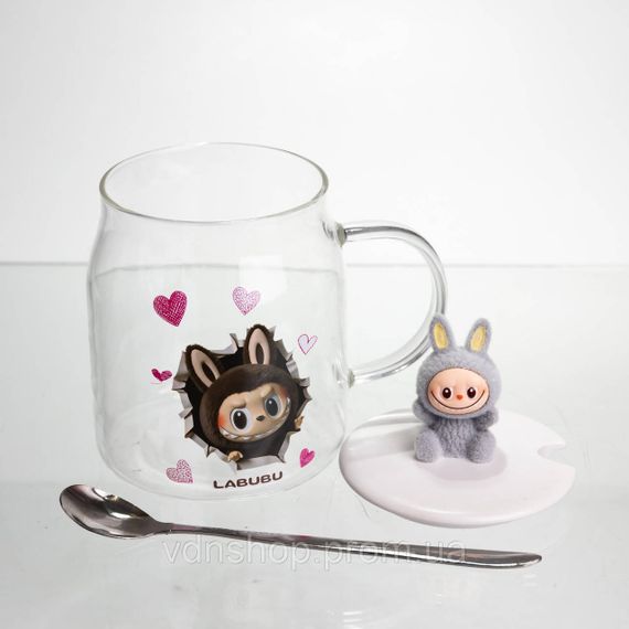 Новорічна велика скляна чашка "Лабубу" з кришкою та ложкою 600 мл, Святкова кружка чашка для дітей на подарунок Сірий FM-56A | Зображення 2