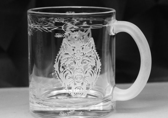 Подарункова чашка для чаю кави 320 мл з гравіюванням Вовк Руни кругова | Зображення 1