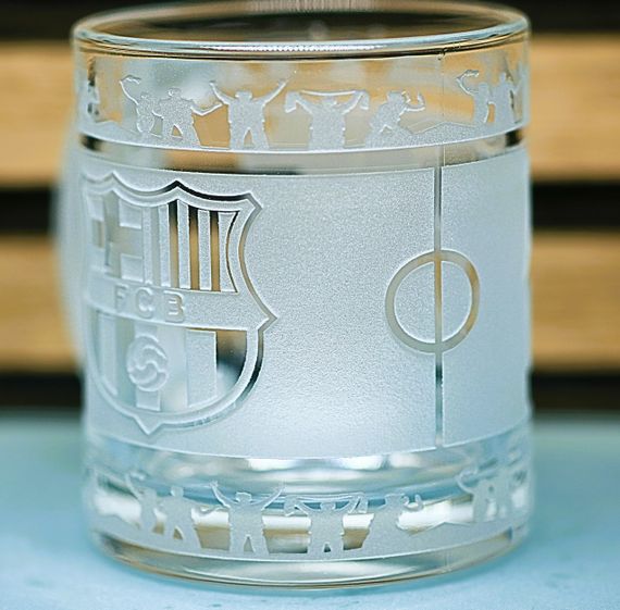 Подарункова скляна чашка для чаю та кави 320 мл з  гравіюванням лого футбольного клубаФК Барселона кругова | Зображення 2