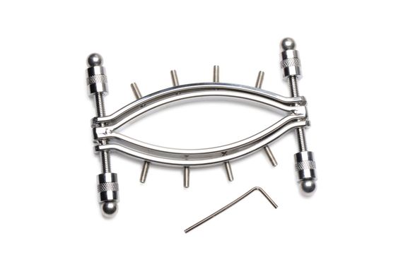 Зажим для вагины Master Series: Spread 'Em Poker Vagina Clamp with Adjustable Pressure Screws, шипы | Зображення 2