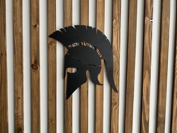 Настінний декор панно картина лофт із металу Шолом Спартанця | Зображення 1