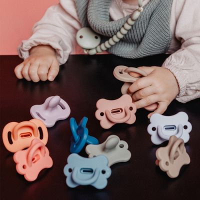 Пустышка Suavinex Colour Essence фізіологічна у формі метелика, 6-18 місяців, бежева (308917) | Зображення 3