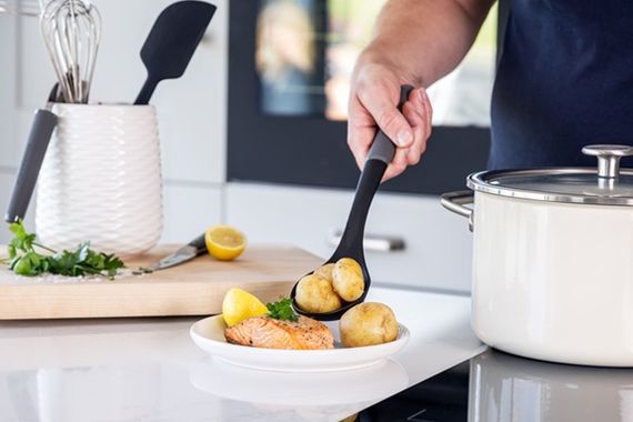 Ложка для сервірування KitchenAid Coreline KAS003OHCGG 34 см сіра | Зображення 4