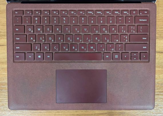 Ноутбук Б-класс Microsoft Surface Laptop 1769 / 13.5" (2256x1504) IPS / Intel Core i7-7660U (2 (4) ядра по 2.5 - 4.0 GHz) / 16 GB DDR3 / 512 GB SSD / Intel Iris Plus Graphics 640 / Windows 10 б/у + Подарок Беспроводная мышь / USB | Зображення 2
