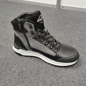 Ботинки зимние на белой подошве 41 размер.