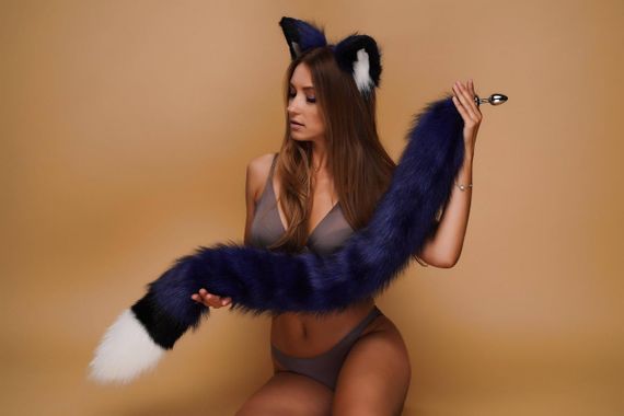 Анальний хутряний хвіст без пробки, Триколірний: Синій, чорний, білий, OKOVA 100 см. sexstyle