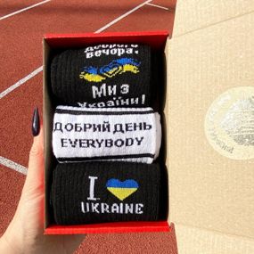 Подарочный набор бокс патриотичных мужских носков в коробке размер 40-45 3 пары разные цвета ч3укр18