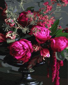 Малиновые пионы