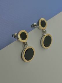 Серебряные серьги гвоздики с золотой пластиной и ониксом Artsriblo арт776в