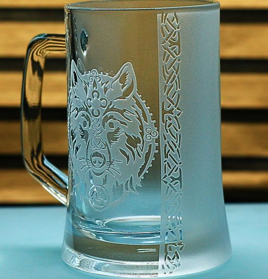Пивной бокал 670 мл Руни Волк с гравировкой, подарок для фаната скандинавского стиля | Зображення 2