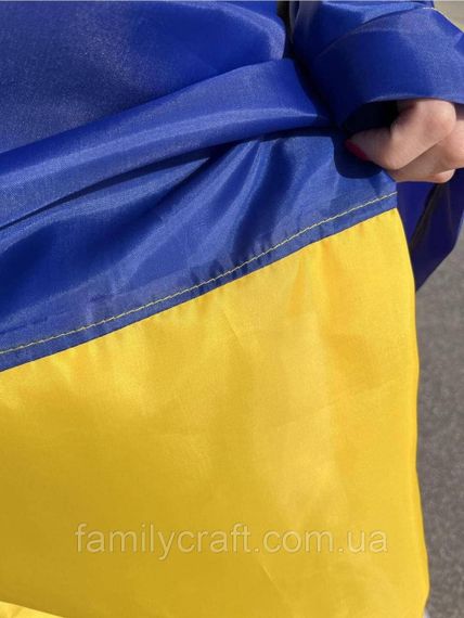 Патріотичний сувенір: Прапор України у преміальній дерев'яній коробці з різьбленим Гербом — подарунок до Дня Перемоги | Зображення 3