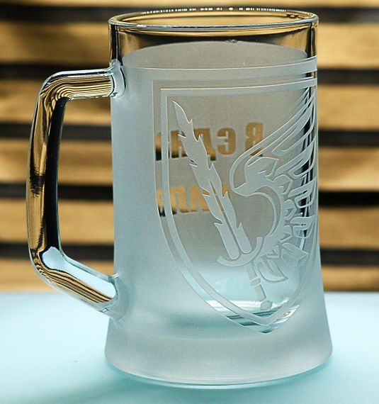 Подарочный бокал для пива  с гравировкой 670 мл надписи лого шеврона 79-й отдельной десантно-штурмовой бригады | Зображення 1