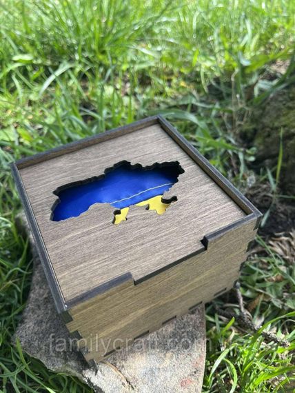 Прапор України до дня перемоги в дерев'яній подарунковій коробці з гербом або картою України | Патріотичний подарунок | Зображення 2